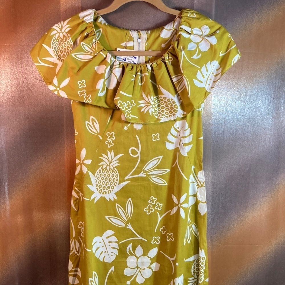 Vintage 70’s gold and white fitted Hawaiian dress ruffled‎ neck 126. 32” chest